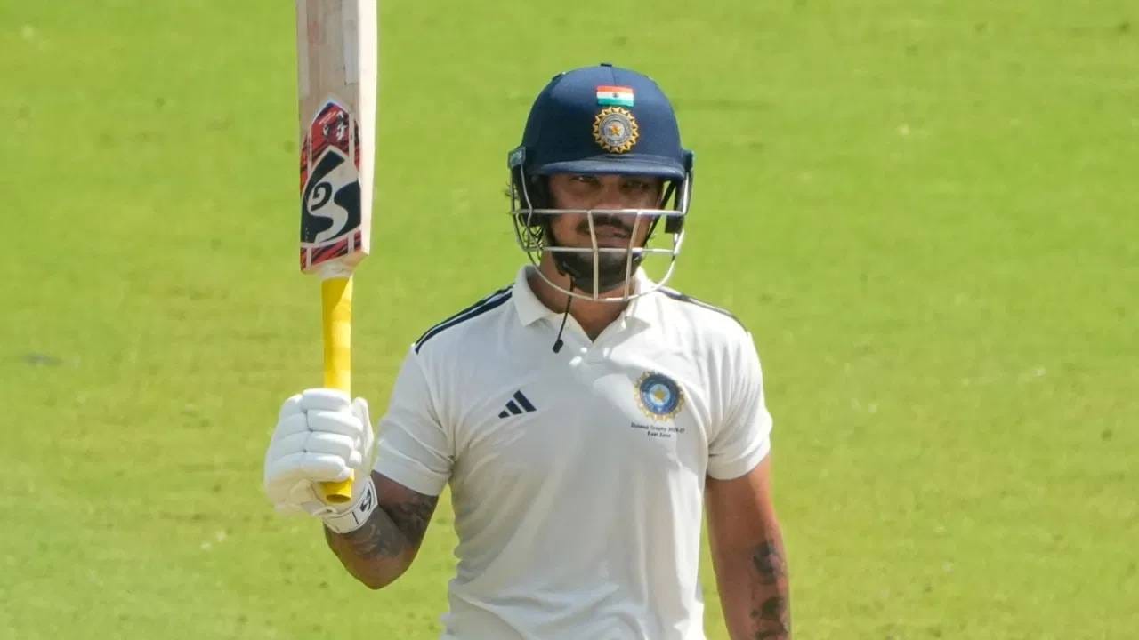 दुलीप ट्रॉफी स्पर्धेच्या अंतिम फेरीत इशान किशनने जबरदस्त कामगिरी केली. त्याने केलेलं विक्रम भारतीय क्रिकेट इतिहासात पहिल्यांदाच घडलं. डावखुरा फलंदाज इशान किशनने साऊथ झोनसाठी दोन्ही डावात 350 धावा करत विक्रम रचला. (PC-PTI)