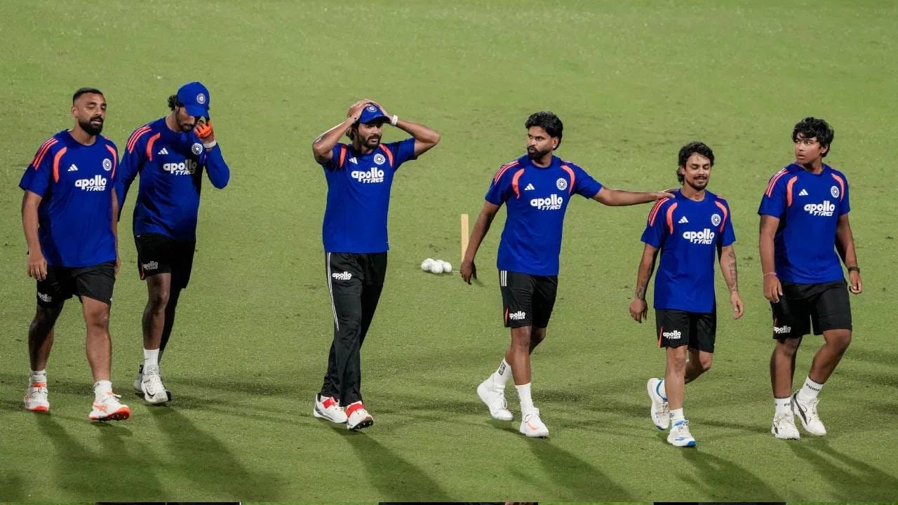 कर्णधार श्रेयस अय्यरने एका पत्रकार परिषदेत इशान किशनच्या दुखापतीबद्दल आणि त्याच्या पहिल्या सामन्यातील खेळण्याबाबत महत्त्वाची माहिती दिली आहे. सामन्यापूर्वी आयोजित पत्रकार परिषदेत बोलताना श्रेयस अय्यर म्हणाला 'इशान किशनची दुखापत गंभीर नाही त्यामुळे तो रविवारच्या सामन्यासाठी उपलब्ध असेल.' (Photo: PTI)
