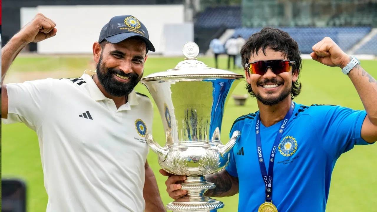 इशान किशन पहिल्या टी20 सामन्यात खेळणार नाही असं बोललं जात आहे. असं झालं तर संघाला मोठा धक्का बसेल. कारण किशन सध्या चांगल्या फॉर्ममध्ये असून त्याने दुलीप ट्रॉफीमध्ये विक्रमी खेळी करून संघाला विजेतेपद मिळवून दिले आहे. इशान किशनमुळे संघाच्या फलंदाजीला बळकटी मिळेल. (Photo: PTI)