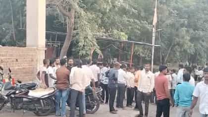 एका बैलाचा दुसऱ्या बैलाला लागला धक्का, रागाच्या भरात चाकूने सपासप वार.