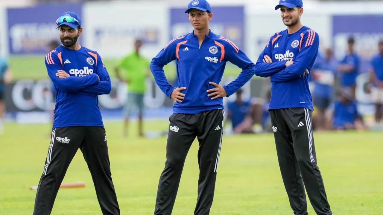 भारतीय संघ नुकताच श्रीलंकेत कसोटी मालिका जिंकून मायदेशी परतला आहे. या कसोटी मालिकेत भारताने 1-0 ने विजय मिळवला. तर टी20 क्रिकेटमध्ये श्रेयस अय्यरच्या नेतृत्वात झिम्बाब्वेला क्लिन स्विप दिला. पण विजयापूर्वी इंग्लंड आणि आयर्लंड दौऱ्यात टीम इंडियाची स्थिती नाजूक होती. या प्रकरणी कर्णधार शुबमन गिल आणि श्रेयस अय्यर यांना बोलवणं आलं आहे. (Photo: PTI)