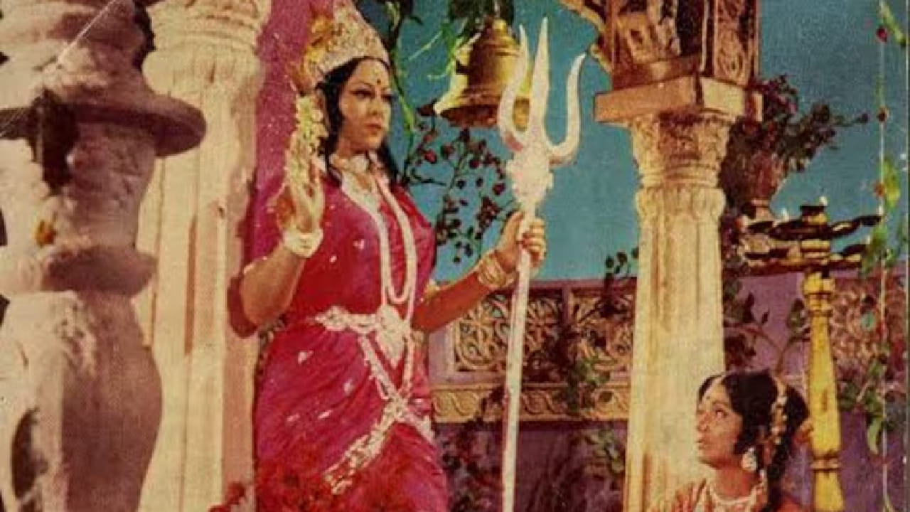 बजेटच्या सुमारे 20 पट कमाई करून त्याने आस्था आणि भावनांचे सामर्थ्य सिद्ध केले. त्या वर्षी शोले आणि दीवार सारख्या मोठ्या मल्टीस्टारर चित्रपटांचे वर्चस्व होते. तरीही कानन कौशल (सत्यवती) आणि अनीता गुहा (संतोषी माँ) यांच्या साध्या पण प्रभावी अभिनयाने आणि पंडित प्रदीप यांनी लिहिलेल्या तसेच सी. अर्जुन यांनी संगीतबद्ध केलेल्या भजनांनी प्रेक्षकांना वेड लावले.