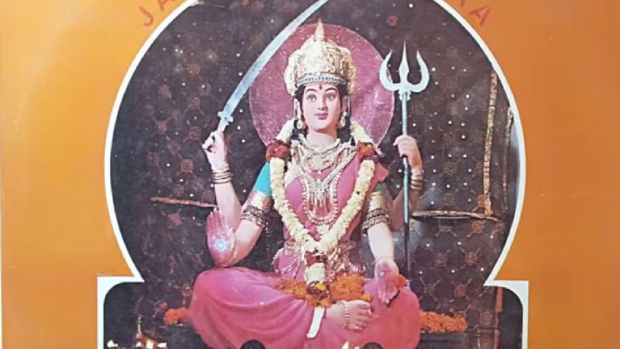 उषा मंगेशकर यांनी गायलेले ‘मी तर आरती उतारू रे संतोषी माता की’ आणि ‘मदद करो संतोषी माता’ हे भजन आजही घराघरात घुमतात. चित्रपट पाहण्यासाठी प्रेक्षक थिएटरबाहेर चप्पल-बूट काढत, पडदा उघडताच आरती म्हणत, फुले वाहत, पैसे फेकत आणि नारळ फोडत. अनेक थिएटर मालकांनी पडद्याजवळ पूजेची थाळी आणि अगरबत्तीची व्यवस्था केली होती.