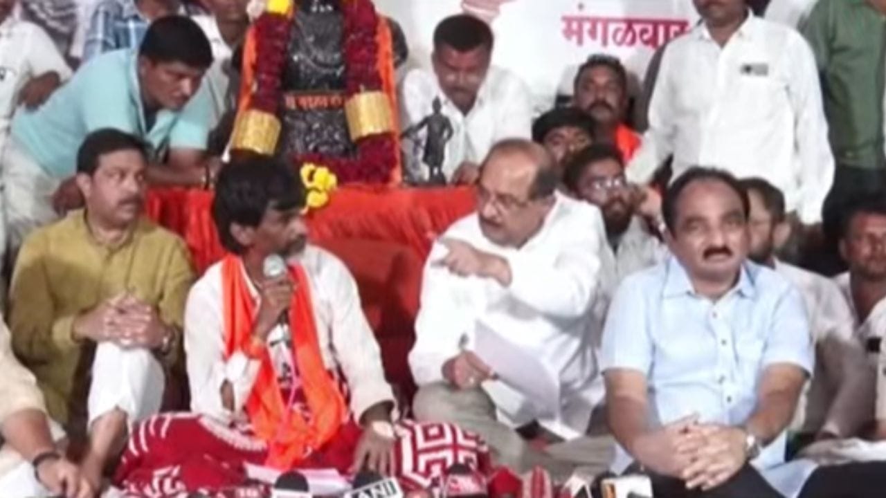 पाचवी मागणी : मराठा समाजाच्या नोंदी शोधणारी शिंदे समिती संपूर्ण मराठवाड्यात दौरा करणार असल्याची माहितीही सरकारी शिष्टमंडळाने दिली आहे. 