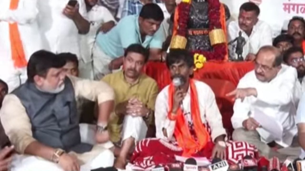 चौथी मागणी : मराठा समाजाला कुणबी प्रमाणपत्र देण्यासाठी प्रत्येक जिल्ह्यात एक नोडल ऑफिसर असणार आहे अशी माहितीही सरकारकडून देण्यात आली आहे. 