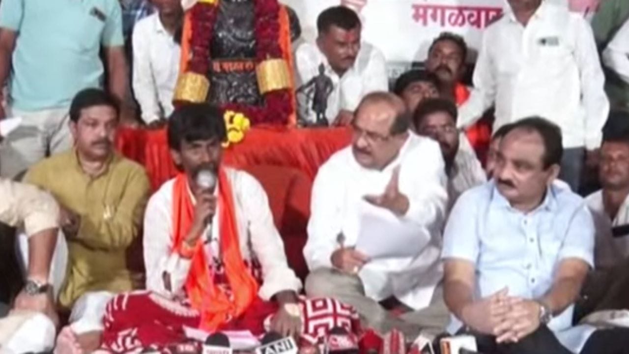 तिसरी मागणी : सरकारने प्रत्येक महिन्यात शिबिर घेऊन युद्धपातळीवर काम करण्याचा निर्णय घेतला आहे अशी माहितीही सरकारच्या शिष्टमंडळाने दिली आहे. 