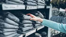 Shooping : 500 ची जीन्स अन् 300 चा शर्ट, या मार्केटमध्ये ब्रँडेड कपडे मिळतात अगदी कवडीमोल भावात