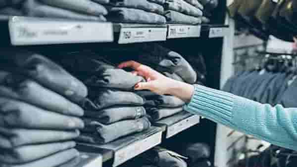 Shooping : 500 ची जीन्स अन् 300 चा शर्ट, या मार्केटमध्ये ब्रँडेड कपडे मिळतात अगदी कवडीमोल भावात