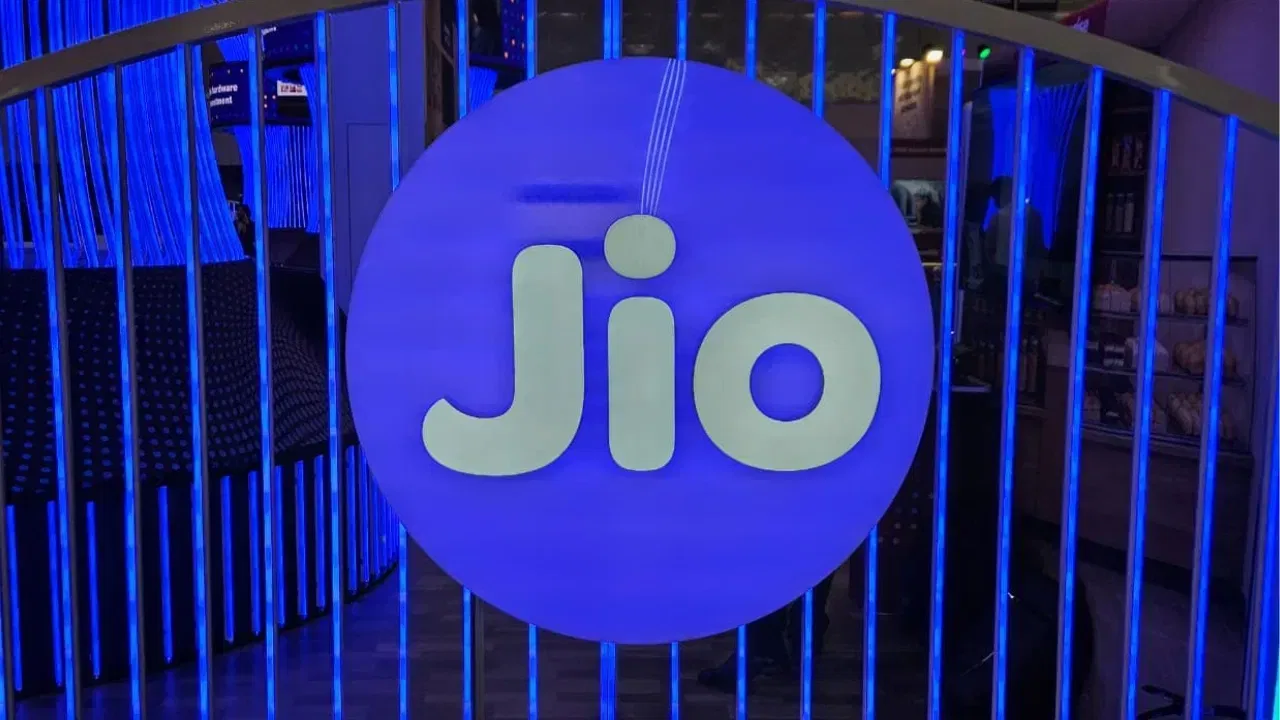 मुकेश अंबानी यांना तीन अपत्ये आहेत आणि त्यांचा मोठा मुलगा आकाश अंबानी सध्या रिलायन्स जिओ इन्फोकॉमचे चेअरमन आहेत. तेच सध्या कंपनीच्या रोजच्या कामकाजाकडे, नियोजन आणि वाढीच्या धोरणाकडे लक्ष देत आहेत. म्हणजे जिओच्या ऑपरेशनल निर्णयांमध्ये त्यांची खूप महत्त्वाची भूमिका आहे.