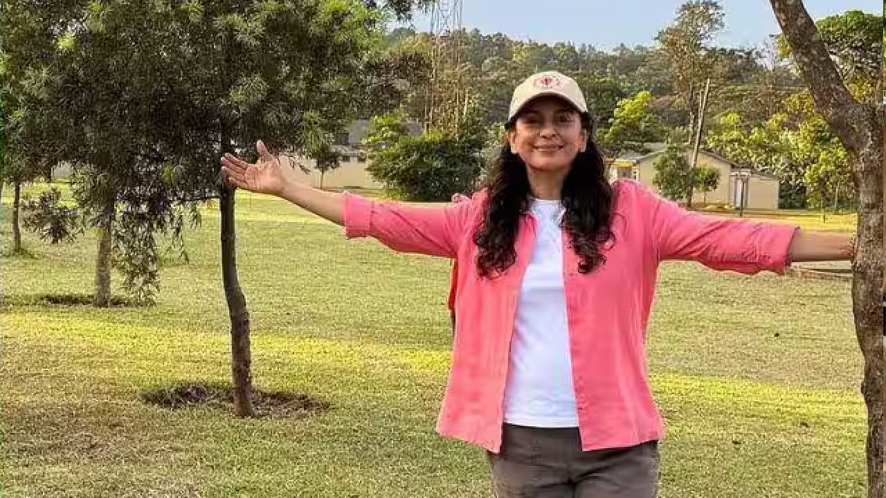 लॉकडाऊनच्या काळात जूही चावलाने मांडवा परिसरातील आपली जमीन भूमिहीन शेतकऱ्यांना देण्याचा निर्णय घेतला होता. या जमिनीवर शेतकरी भाताची शेती करू शकतील असे तिने सांगितले होते. या निर्णयातून तिची शेतकऱ्यांप्रती असलेली संवेदनशीलता दिसून आली.
