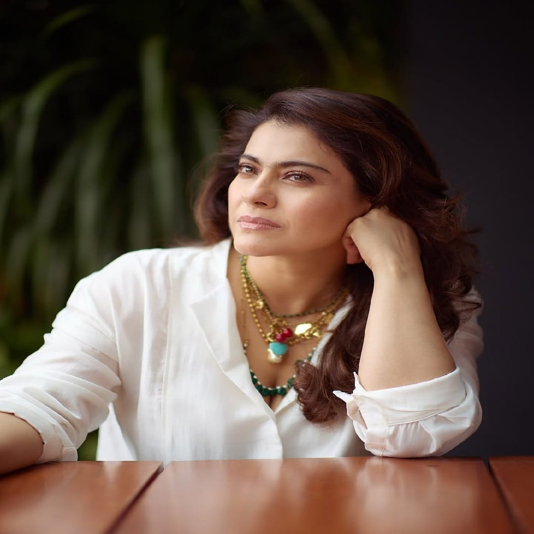 आता देखील अभिनेत्री तिच्या नव्या पोस्टमुळे चर्चेत आली आहे. काजोल हिने स्वतःचेच काही फोटो पोस्ट केले आहे. फोटो पोस्ट करत तिने कॅप्शनमध्ये, 'मी निर्माण करत असलेल्या प्रत्येक डोकेदुखीसाठी मी पात्र आहे.'