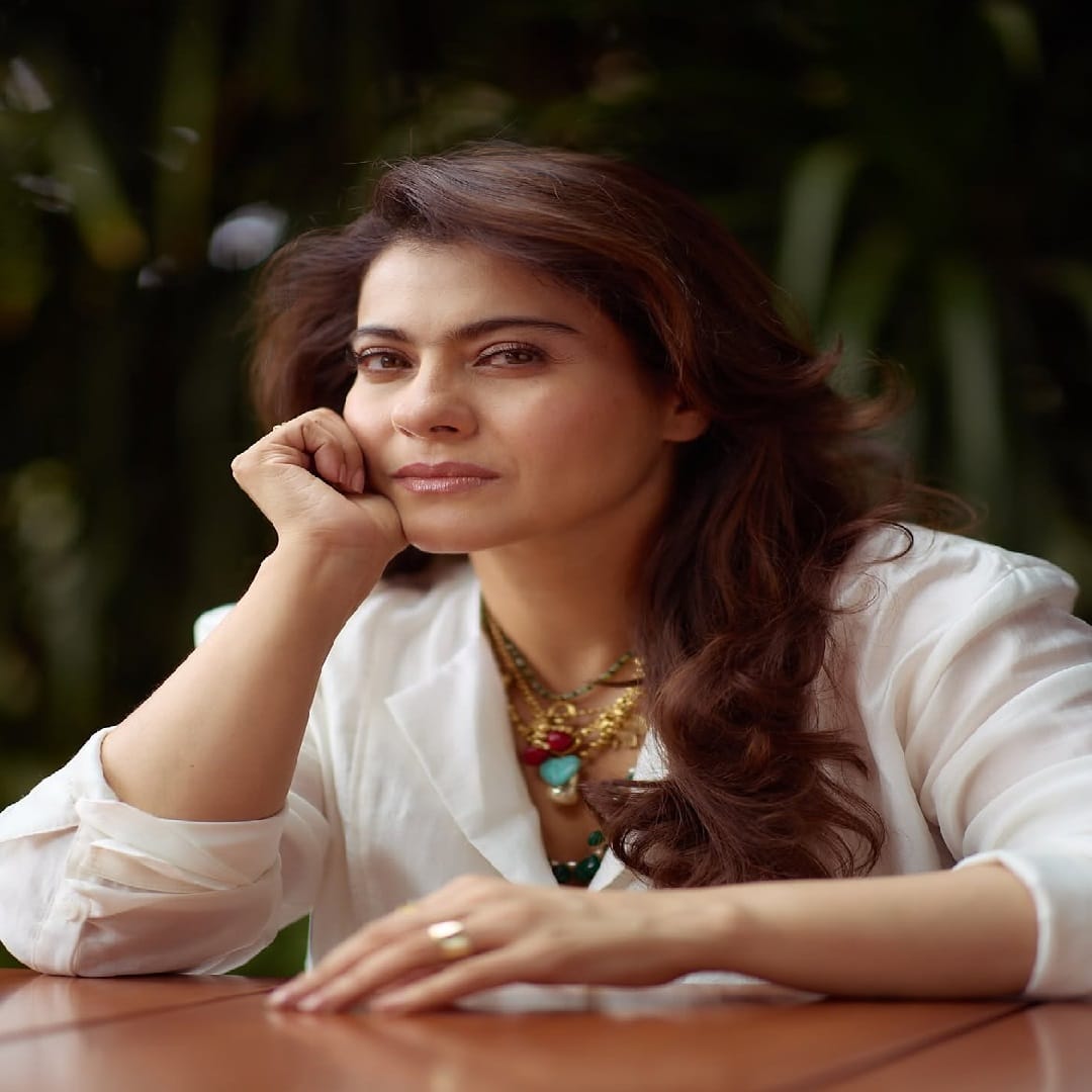बॉलिवूडची प्रसिद्ध आणि लोकप्रिय अभिनेत्री काजोल हिच्याबद्दल आज काहीही वेगळं सांगण्याची गरज नाही. अभिनेत्री कायम कोणत्या न कोणत्या कारणामुळे चाहत्यांच्या संपर्कात राहण्याचा प्रयत्न करत असते.