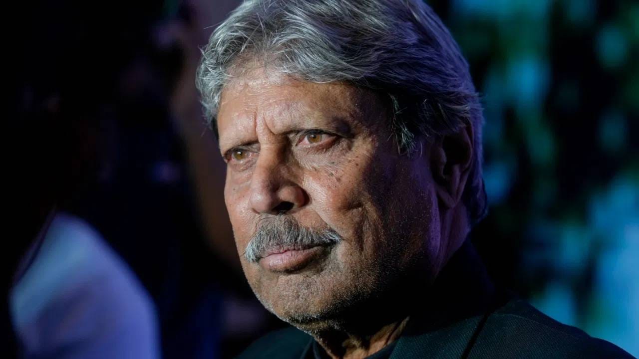 मोहसीन नक्वी यांच्याकडून आशिया चषकाची ट्रॉफी न घेण्याच्या भारतीय संघाच्या निर्णयावर भारताचे माजी कर्णधार कपिल देव यांनी भाष्य केले आहे.गोल्फ स्पर्धेदरम्यान याविषयी विचारले असता त्यांनी अत्यंत मजेशीर अंदाजात "त्या सर्वांना गोल्फ खेळायला सांगा" असे उत्तर दिले.