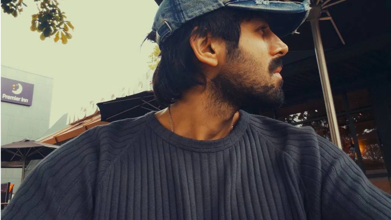 अभिनेता कार्तिक आर्यनच्या आगामी चित्रपटाबद्दल मोठी अपडेट समोर आली आहे. त्याचा बहुचर्चित चित्रपट ‘कॅप्टन इंडिया’ चं शूटिंग सुरू झालं आहे. शिमीत अमीनच्या दिग्दर्शनाखाली बनणाऱ्या ‘कॅप्टन इंडिया’साठी कार्तिक आर्यन लंडनमध्ये दाखल झालाय. त्याने त्याच्या सोशल मीडिया अकाऊंटवर काही फोटो शेअर करत माहिती दिली आहे.