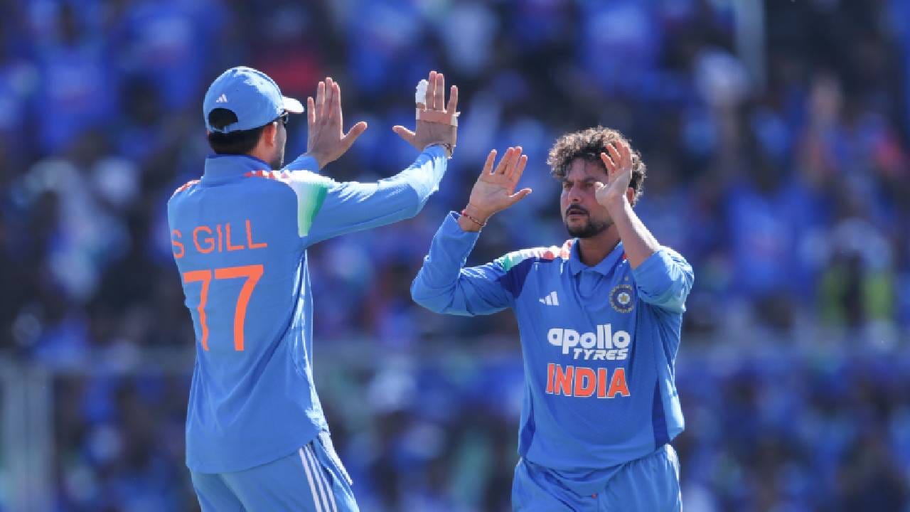 कुलदीपने आपला राग गोलंदाजीतून व्यक्त करत ३६ व्या षटकात सलग दोन चेंडूंवर दोन बळी घेतले. या सामन्यात त्याने एकूण ४ विकेट्स घेत भारतीय संघाला अत्यंत मजबूत स्थितीत आणून ठेवले.