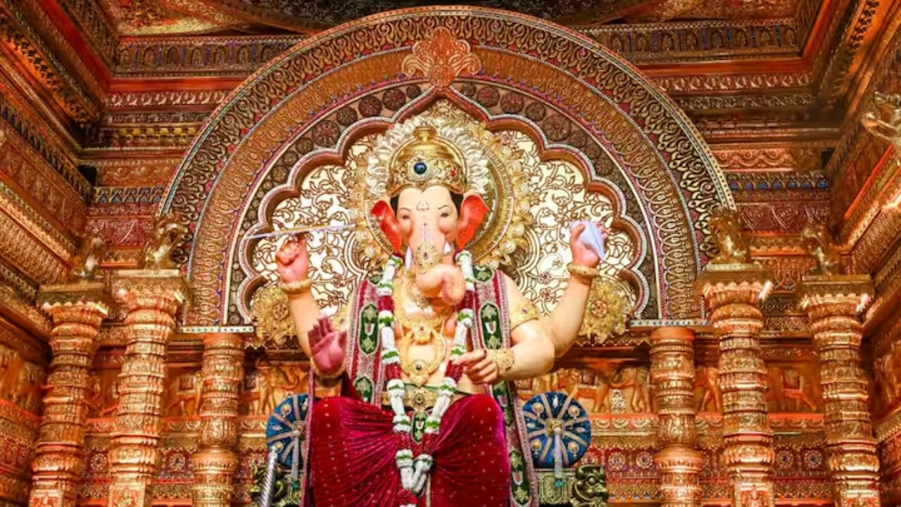 लालबागच्या राजाच्या चरणी तिसऱ्या दिवशी ५३ लाख रुपयांची देणगी मिळाली आहे. लालबागच्या राजाच्या चरणी दुसऱ्या दिवशी ९० लाख रुपयांची देणगी मिळाली होती