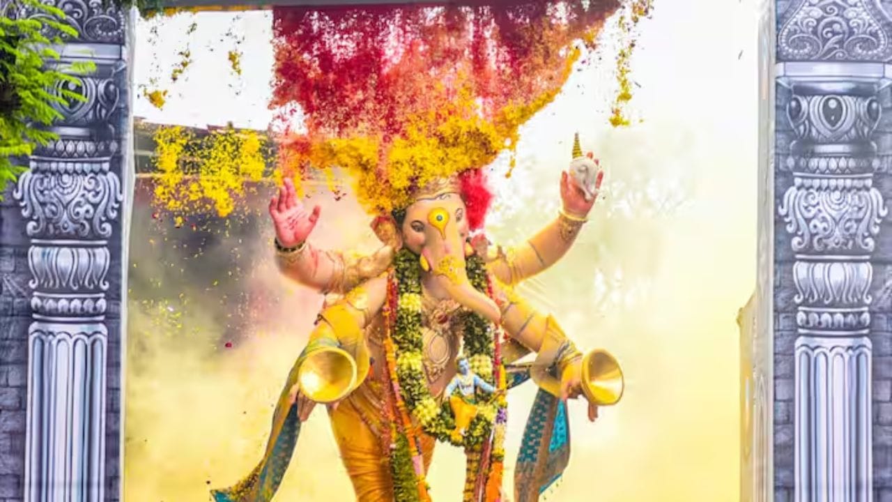 पहिल्या दिवशी लालबागच्या राजाच्या चरणी ४८ लाख ५० हजार रुपयांची देणगी मिळाली होती. स्टेजवरील दान पेटीत २७ लाख ५० हजार रुपयांचे दान मिळाले होते. तर कलर बॉक्समध्ये २१ लाख रुपयांचे दान मिळाले होते.