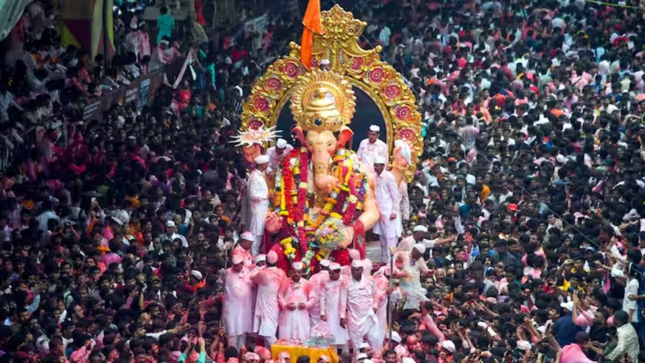 मुंबईत गणेश चतुर्थीच्या दिवशी लालबागच्या राजाला नवसाची रांग सुरु झाली होती. रात्रंदिवस भक्तांच्या रांगा लालबागच्या राजाच्यादर्शनासाठी लागल्या आहेत. यावेळी काही भक्तांची गैरसोय देखील होत आहे.