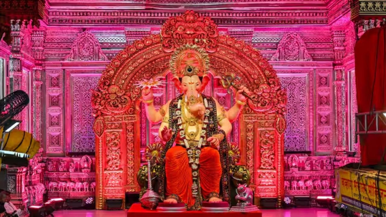 दुसऱ्या दिवशी लालबागच्या राजाच्या भक्तांनी २२६.१२० ग्रॅमचे सोने दान केले होते. याच दरम्यान लालबागचा राजाच्या चरणी भक्तांनी ५५१६.००० ग्रॅम चांदीचे दान केले होते. गणेश चतुर्थी सोमवार ( १४ सप्टेंबर ) पासून सुरु झाली आहे.