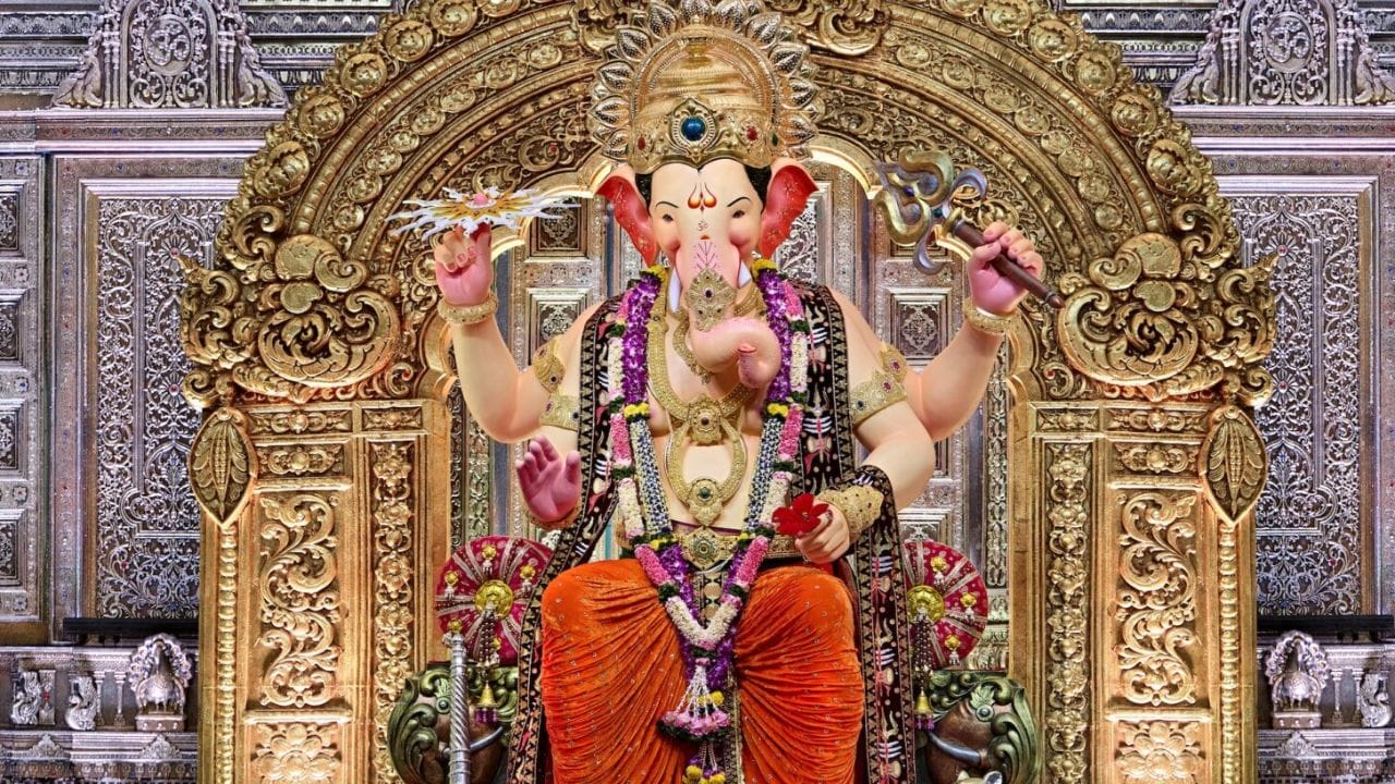 मात्र, बॉलीवूड आणि ग्लॅमर जगातील अनेक चमकते तारे लालबागच्या राजाच्या गर्दीला टाळून प्रभादेवीच्या सिद्धिविनायकाच्या दर्शनालाही जात आहेत.