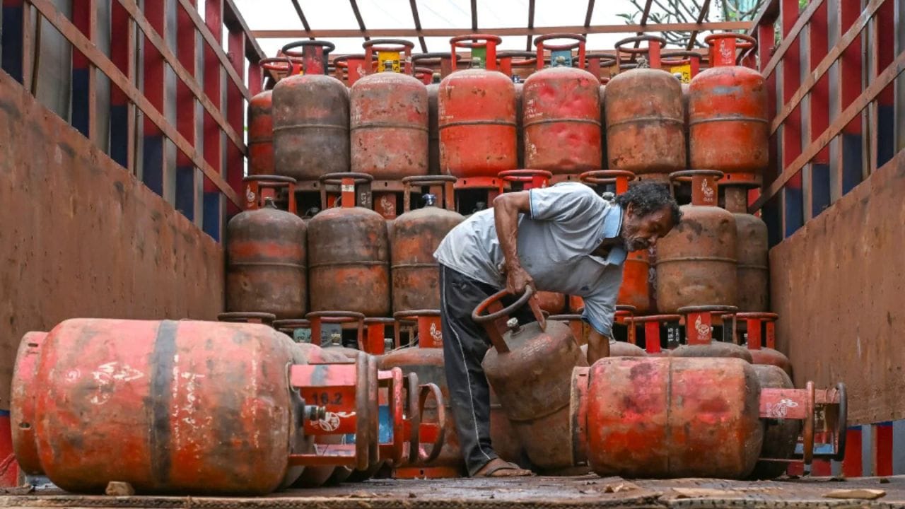 ग्रामीण भागातील एलपीजी ग्राहकांना ४५ दिवसांच्या प्रदीर्घ प्रतीक्षेतून मुक्ती मिळाली असून, त्यामुळे त्यांना मोठा दिलासा मिळाला आहे