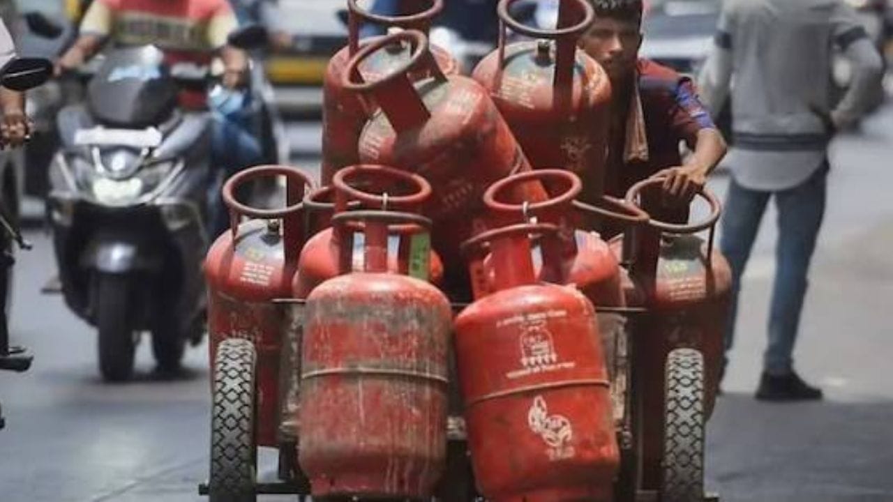 नाव न छापण्याच्या अटीवर एजन्सीच्या संचालकाने सांगितले की, गॅस सिलिंडर्सची वाहतूक करणाऱ्या वाहनातून पाच व्यावसायिक सिलिंडर्स नेले जातात आणि वितरणानंतर तितकेच सिलिंडर्स परत आणले जातात.