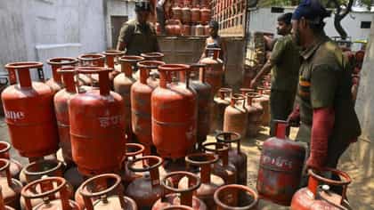 LPG सिलेंडर 200 रूपयांनी स्वस्त, कुठे आणि कसे मिळत आहे घ्या जाणून...