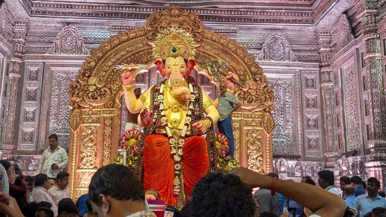 अशात 32 किलो सोन्याची किंमत 49 कोटी 9 लाख 76 हजार रुपये आहेत. जर 22 कॅरेट सोन्याबद्दल सांगायचं झालं तर, त्याची किंमत साधारण 45.01 कोटी असेल. तर ही किंमत ऐकून तुमचे देखील डोळे विस्फारतील.