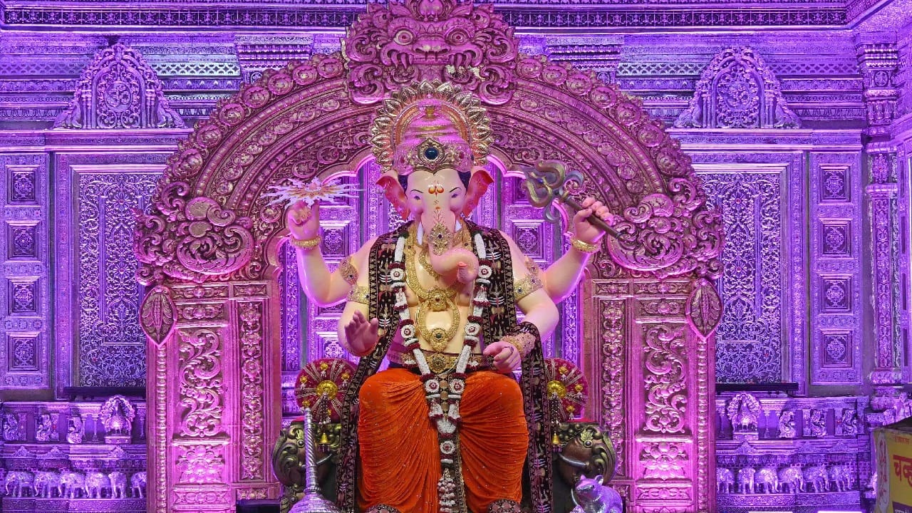 आता 32 किलो सोन्याची किंमत किती रुपये आहे, असा प्रश्न देखील तुम्हाला पडला असेल. जर 32 किलो (32,000 ग्रॅम) 24 कॅरेट सोनं धरलं, तर मुंबईतील आजच्या अंदाजे 15 हजार 343 रुपये प्रति ग्रॅम दराने विक्री होत आहे.