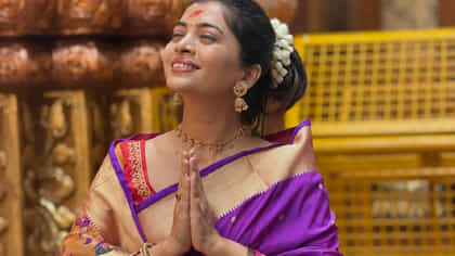 'लालबागच्या राजा'च्या चरणी रुचिरा जाधव नतमस्तक, पारंपारिक लुकने वेधलं.