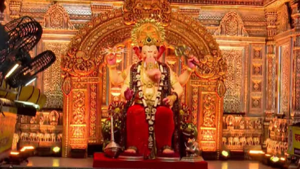 मुंबईतील लाखो गणेशभक्त ज्या क्षणाची आतुरतेने वाट पाहत होते, तो क्षण अखेर आला आहे. लालबागच्या राजाचा 2026 मधील पहिला लूक समोर आला आहे.