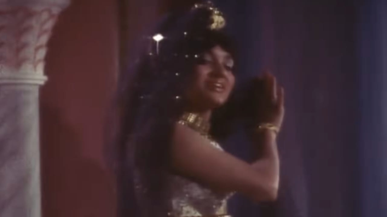 या गाण्याची आणखी एक रंजक गोष्ट म्हणजे हे गाणं सुरुवातीला लता मंगेशकर यांना ऑफर करण्यात आलं होतं. मात्र गाण्याचे बोल त्यांना काहीसे धाडसी वाटल्याने त्यांनी ते गाण्यास नकार दिला. त्यानंतर हे गाणं आशा भोसले यांनी गायलं.