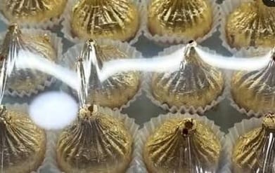 24 कॅरेट 'गोल्डन मोदक'कधी पाहिलाय?, सोन्याचा वर्ख असलेल्या या मोदकाचा थाटच न्यारा 24 कॅरेट 'गोल्डन मोदक'कधी पाहिलाय?, सोन्याचा वर्ख असलेल्या या मोदकाचा थाटच न्यारा