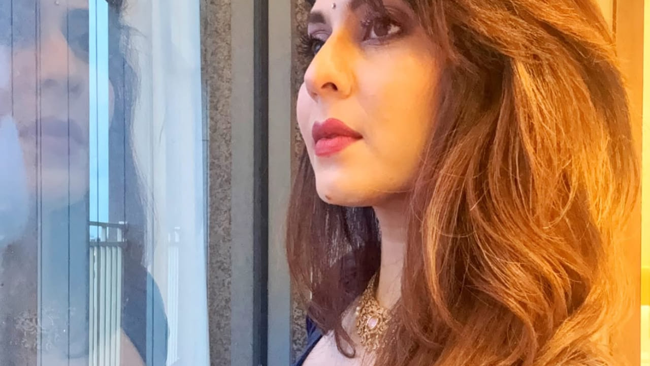 या फोटोत पैठणी साडीवर माधवीने मोजकेच पारंपरिक दागिने परिधान केले आहेत. हलका मेकअप आणि साध्या पण आकर्षक स्टाइलमुळे तिच्या सौंदर्यात आणखी भर पडली.