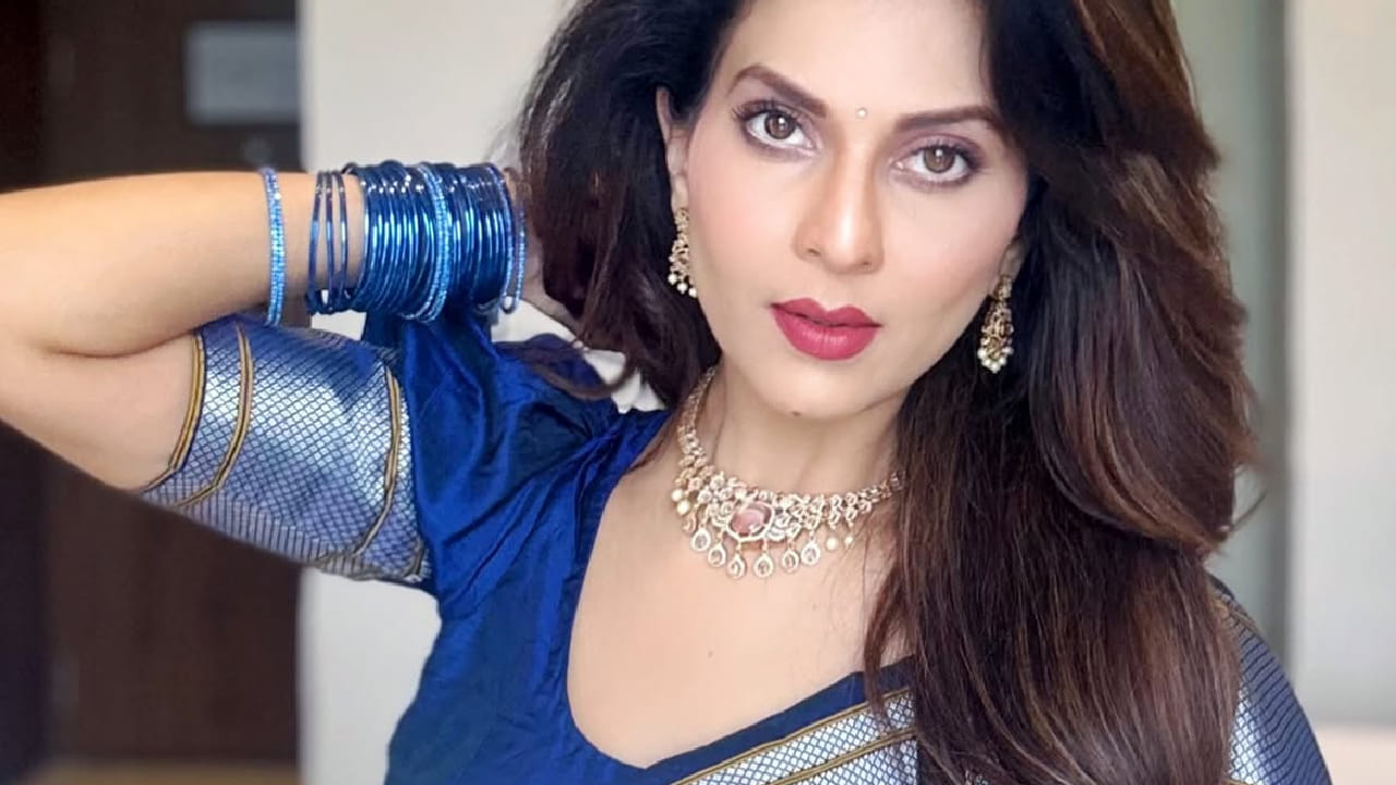 या लूकमधील फोटो शेअर करताना तिने ‘Wearing The Colour Of Dreams’ असे सुंदर कॅप्शन दिले आहे. तिच्या या पारंपरिक अंदाजावर चाहत्यांकडून कौतुकाचा वर्षाव होत आहे.