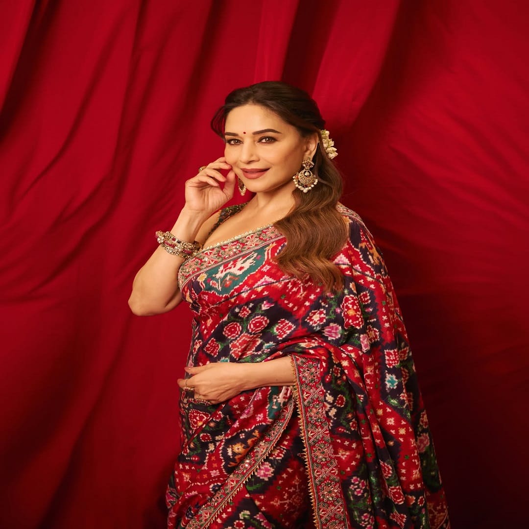 माधुरी आता मोठ्या पडद्यापासून दूर आहे. पण अभिनेत्री कायम स्वतःचे फोटो आणि व्हिडीओ सोशल मीडियावर पोस्ट करत असते. सोशल मीडियावर माधुरी कायम सक्रिय असते. सोशल मीडियावरच नाही तर, जगभरात माधुरीच्या चाहत्यांची संख्या फार मोठी आहे.