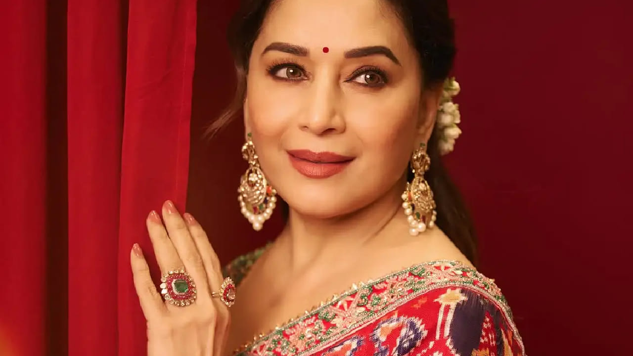 हातात नक्षीकाम केलेले कडे आणि बोटात मोठी डिझायनर अंगठी परिधान करून तिने आपला लूक पूर्ण केला आहे. तिच्या या साध्या, सोज्वळ आणि पारंपरिक अंदाजाचे चाहते कौतुक करत आहेत.