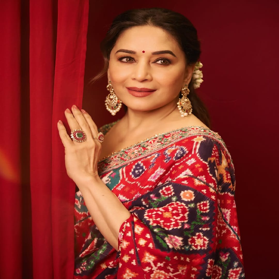 माधुरी दीक्षित हिचे काही फोटो सोशल मीडियावर व्हायरल होत आहे. फोटोमध्ये अभिनेत्री प्रचंड सुंदर दिसत आहे. साडीत अभिनेत्रीने स्वतःचे काही फोटो पोस्ट केले आहे. ज्यामुळे सर्वत्र फक्त आणि फक्त माधुरीच्या लूकची चर्चा रंगली आहे.