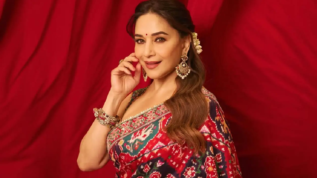 गणेशोत्सवाच्या खास प्रसंगी माधुरीने केलेल्या सुंदर पारंपरिक लूकने चाहत्यांचे लक्ष वेधून घेतले आहे. तिचे हे मनमोहक फोटो सोशल मीडियावर चर्चेचा विषय ठरत आहेत.