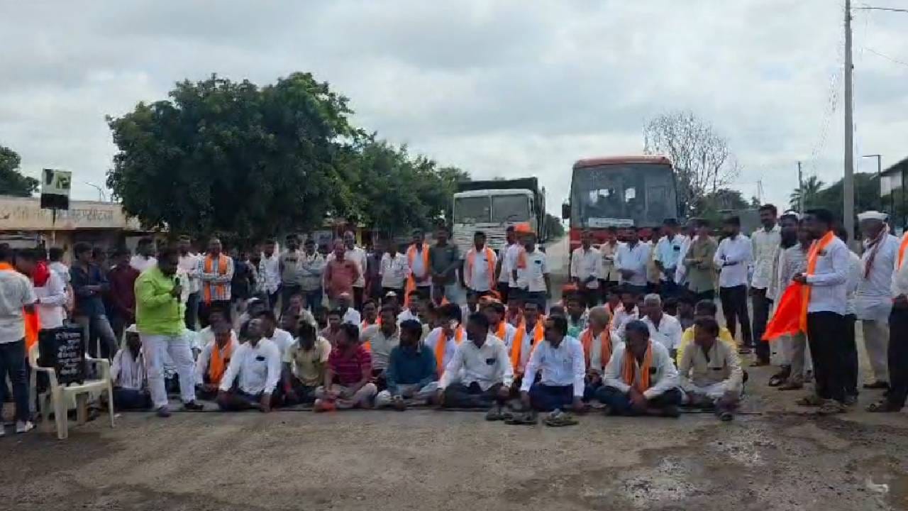 जरांगेंसाठी चार तरुणांचं आमरण उपोषण, रास्तारोको, उद्या परभणी बंद; आंदोलक आक्रमक जरांगेंसाठी चार तरुणांचं आमरण उपोषण, रास्तारोको, उद्या परभणी बंद; आंदोलक आक्रमक