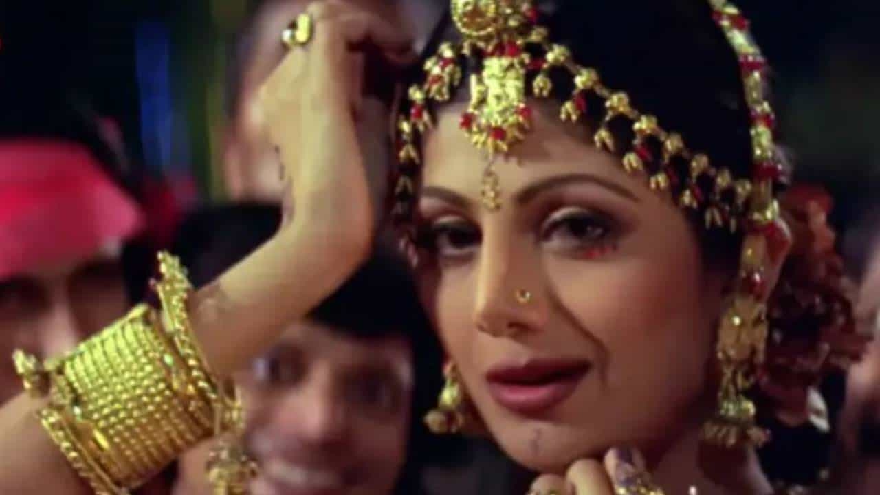90 च्या दशकात अनेक गाणी आली, ज्यांनी चाहत्यांच्या मनात जागा निर्माण केली. त्यापैकीच एक 27 वर्षे जुने गाणेही आहे, जे यूपी-बिहारच्या ग्रामीण भागात खूप वाजते. विशेष म्हणजे हे गाणे अलका याग्निक, अनुराधा पौडवाल, उदित नारायण आणि सोनू निगम यांसारख्या बॉलिवूडच्या प्रसिद्ध गायकांनी नाही तर सपना अवस्थी, चेतन शशितल आणि शंकर महादेवन यांनी गायले आहे. तर शिल्पा शेट्टीवर चित्रित करण्यात आले. विशेष म्हणजे या गाण्यासाठी कोणतीही कोरिओग्राफी नव्हती. पण शिल्पा शेट्टीच्या नृत्याने ते सुपरहिट बनवले.