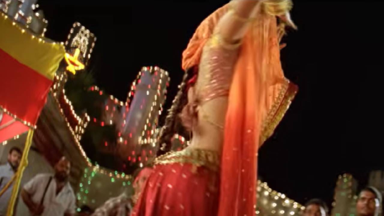 ‘मैं आई हूँ यूपी बिहार लूटने’ गाण्याचे बोल, "पतली कमर मटका के... हाए हाए हाए हाए हाए हाए...नागिन सी बलखा के...हाए हाए हाए हाए हाए हाए...नैन से नैन लड़ा के...हाए हाए हाए हाए हाए हाए...धानी चुनर सरका के दिलवालों के दिल का करार लूटने, मैं आई हूँ यूपी बिहार लूटने, दिलवालों के दिल का करार लूटने...मैं आई हूँ यूपी बिहार लूटने... शूल चित्रपटाची शूटिंग यूपीमध्ये झाली होती असे आहेत.