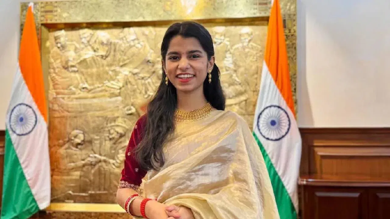मैथिली ठाकूर यांची एकूण संपत्ती ३,८२,३३,२५५ रुपये आहे. १,८०,७०० रुपये रोख, ७२,०७,४६५ रुपये वेगवेगळ्या बँक खात्यांमध्ये जमा, ३१,४२,७९४ रुपये म्युच्युअल फंड आणि इतर ठिकाणी गुंतवणूक, २०,००० रुपयांची स्कूटी, ५२,००,००० रुपये किमतीचे ४०९ ग्रॅम सोने आणि १.५० कोटी रुपये किमतीचा दिल्लीतील फ्लॅट.