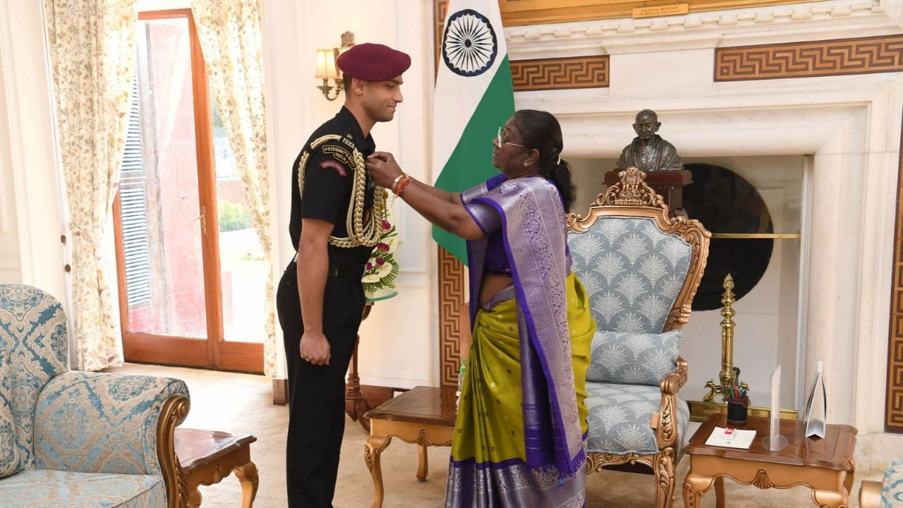 यादरम्यान त्यांनी एक संदर्भ देत म्हटले की, राष्ट्रपतींचे एडीसी म्हणून काम करत असताना लग्न करता येत नाही. मी अविवाहित असल्याचे त्यांनी म्हटले. राष्ट्रपतींचे एडीसीसाठी अशी अट आहे की, ते लग्न करू शकत नाही.