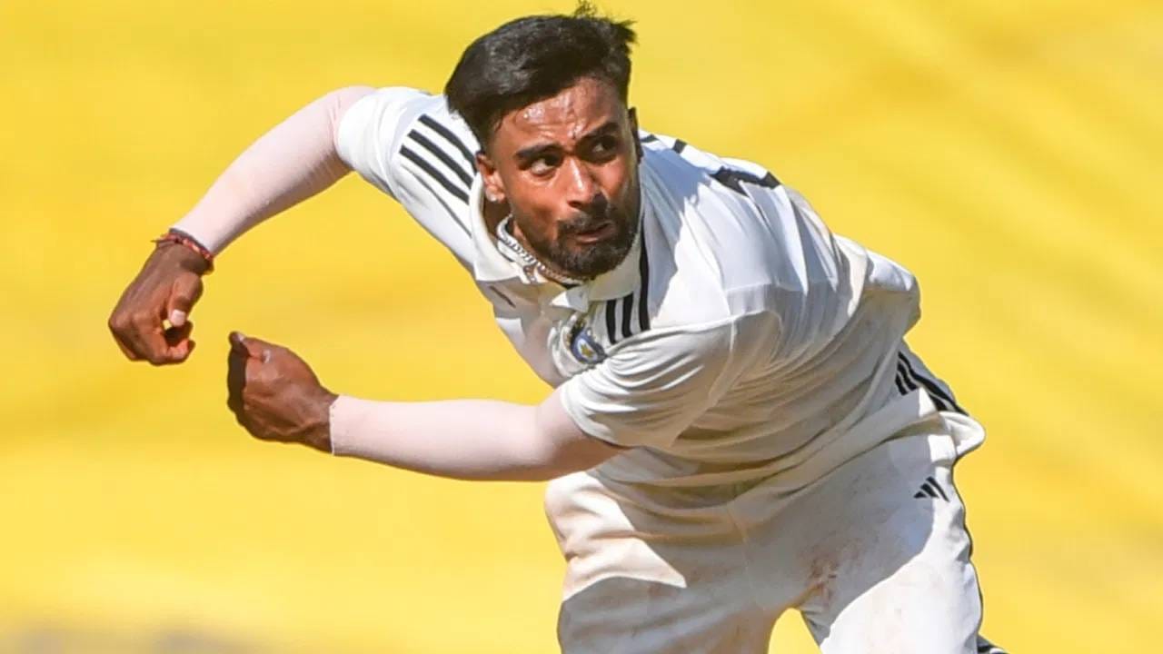 टीम इंडियाकडून संधी मिळताच परदेशी संघांकडून खेळणाऱ्या मानव सुथारने इंग्लंडमधील काउंटी क्रिकेटमध्ये आपली शानदार कामगिरी कायम ठेवली आहे. इंग्लिश काउंटी चॅम्पियनशिपमध्ये वॉरविकशायरकडून खेळणाऱ्या सुथारने हॅम्पशायरविरुद्धच्या सामन्याच्या पहिल्या डावात 3 बळी घेतले. (Photo: PTI)