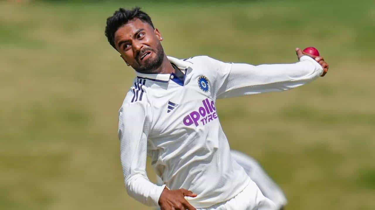 युवा फिरकी गोलंदाज मानव सुथारला संधी मिळाल्याच्या काही दिवसांतच भारतीय कसोटी संघात स्थान पक्कं केलं आहे. गेल्या तीन महिन्यांत फक्त तीन कसोटी सामन्यांमध्ये सुथारने आपल्या कामगिरीची छाप सोडली आहे. त्यामुळे त्याला संघातून वगळणं शक्यच नाही. कुंबळे, हरभजन आणि आर अश्विननंतर संघाला विश्वासाचा फिरकीपटू मिळाला असं बोलायला हरकत नाही. (Photo: PTI)
