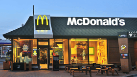 Mcdonald's: Gen Z शा पंगा घेणं महागात पडलं, Mcdonald's ला अखेर झुकावं लागलं, युवकानं थेट बॉसलाच...