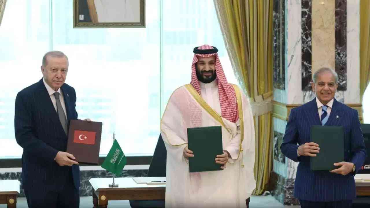 Pakistan Mecca pact : मोठी बातमी, मित्र मार खातोय, वाचवण्यासाठी पाकिस्तान कुठल्याही क्षणी युद्धात उतरणार Pakistan Mecca pact : मोठी बातमी, मित्र मार खातोय, वाचवण्यासाठी पाकिस्तान कुठल्याही क्षणी युद्धात उतरणार
