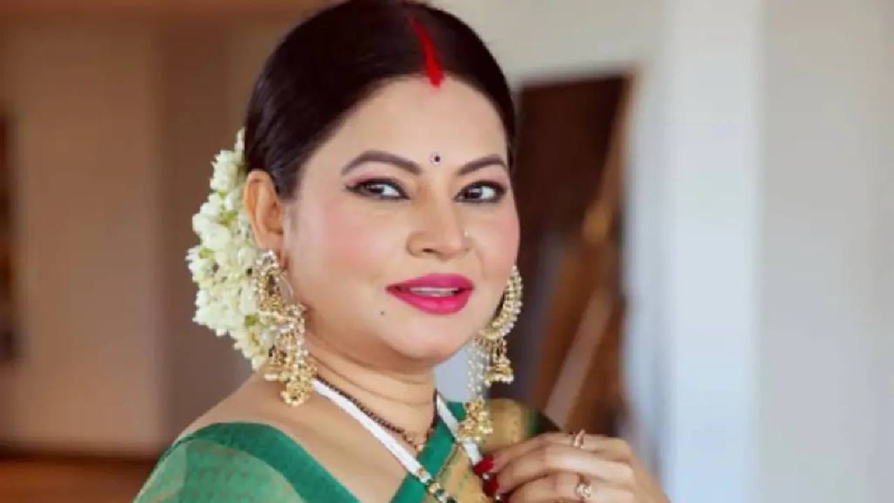 बिग बॉस मराठीच्या पहिल्या पर्वाची विजेती आणि अभिनेत्री मेघा धाडे आपल्या रोखठोक आणि स्पष्ट वक्तव्यासाठी विशेष ओळखली जाते. ती अनेक सामाजिक विषयांवर बिनधास्त मत मांडताना दिसते. अलीकडे तिने लावणीच्या नावाखाली होणाऱ्या अश्लील डान्सबाबत बोलताना तीव्र प्रतिक्रिया दिली आहे. ती असा डान्स करणाऱ्या मुलींना चपलीने झोडायला हवे असे स्पष्ट म्हटले आहे.