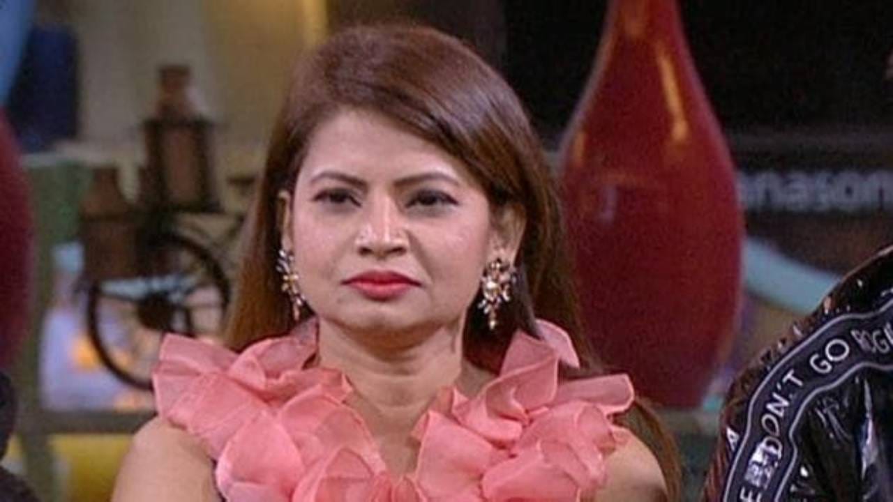 मेघा धाडेने पुढे अभिनेत्री केतकी चितळेचाही उल्लेख केला आहे. ती म्हणाली की, ती केतकी चितळे, जिला कविता केल्यामुळे 40 दिवस जेलमध्ये ठेवलं होतं.आणि यांचा हा जो नंगानाच चालू असतो स्टेजवर, ओपन बारडान्स! त्याच्याबद्दल काहीच कोणाचं म्हणण नाहीय का?